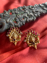 Load image into Gallery viewer, Statement Silver 92.5 gold polish kundan studs