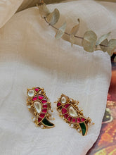 Load image into Gallery viewer, Kundan work earrings in gold polish