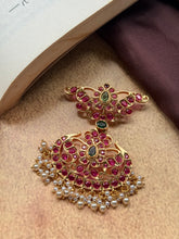 Load image into Gallery viewer, Vintage style pendant with cut stones