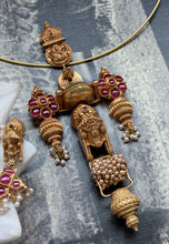 Load image into Gallery viewer, Vintage style hasli pendant with earrings