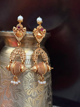 Load image into Gallery viewer, Vintage style (925 silver) earrings in gold polish