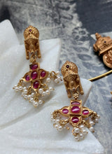 Load image into Gallery viewer, Vintage style hasli pendant with earrings