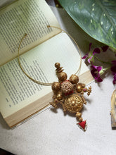 Load image into Gallery viewer, Vintage statement coral pendant hasli