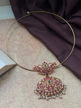 Load image into Gallery viewer, Vintage style pendant with cut stones
