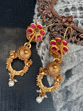 Load image into Gallery viewer, Vintage style (925 silver) earrings in gold polish