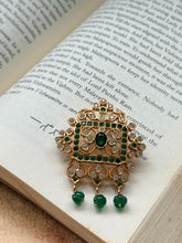 Load image into Gallery viewer, Vintage style pendant with cut stones