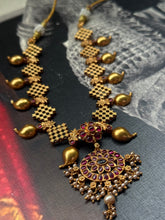 Load image into Gallery viewer, Vintage style statement necklace