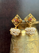 Load image into Gallery viewer, Vintage style (925 silver) earrings in gold polish