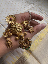 Load image into Gallery viewer, Statement vintage 925gold polish pendant with pearl chain