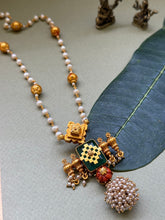 Load image into Gallery viewer, Vintage style pendant with pearl chain