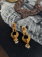Load image into Gallery viewer, Vintage style (925 silver) earrings in gold polish