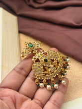 Load image into Gallery viewer, Vintage style pendant with cut stones