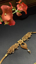 Load image into Gallery viewer, Statement vintage style choker necklace