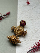 Load image into Gallery viewer, Gold polished, vintage style pendant in silver 925
