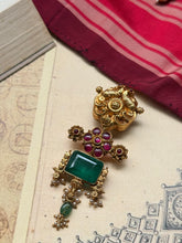 Load image into Gallery viewer, Vintage style statement pendant