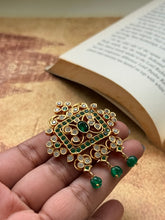 Load image into Gallery viewer, Vintage style pendant with cut stones