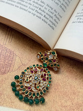 Load image into Gallery viewer, Vintage style pendant with cut stones