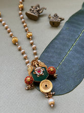Load image into Gallery viewer, Vintage style pendant with pearl chain