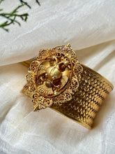 Load image into Gallery viewer, Statement gandaberunda handcuff