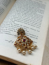 Load image into Gallery viewer, Vintage style pendant with cut stones