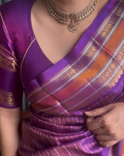 Load image into Gallery viewer, Statement white kundan necklace with earrings