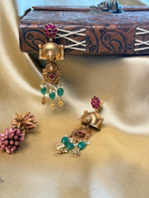 Load image into Gallery viewer, Vintage inspired (925 silver) earrings in gold polish