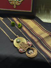 Load image into Gallery viewer, Statement vintage 925gold polish pendant with chain