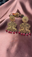 Load image into Gallery viewer, Vintage inspired (925 silver) earrings in gold polish