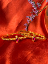 Load image into Gallery viewer, Golusu bangle with red kemp stone and screw