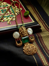 Load image into Gallery viewer, Statement vintage 925gold polish pendant with chain