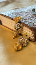 Load image into Gallery viewer, Vintage inspired (925 silver) earrings in gold polish