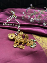 Load image into Gallery viewer, Statement vintage 925gold polish pendant with pearl chain