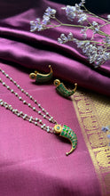 Load image into Gallery viewer, Emerald claw pendant set