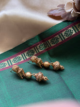 Load image into Gallery viewer, Vintage inspired (925 silver) earrings in gold polish