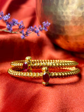 Load image into Gallery viewer, Golusu bangle with red kemp stone and screw