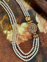 Load image into Gallery viewer, Statement pearl multilayer mope necklace