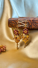 Load image into Gallery viewer, Vintage inspired (925 silver) earrings in gold polish
