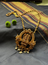 Load image into Gallery viewer, Statement vintage 925gold polish pendant with chain