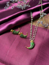 Load image into Gallery viewer, Emerald claw pendant set