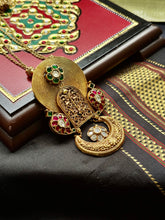 Load image into Gallery viewer, Statement vintage 925gold polish pendant with chain