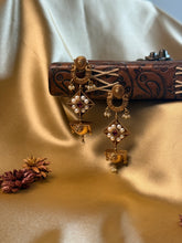 Load image into Gallery viewer, Vintage inspired (925 silver) earrings in gold polish