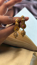 Load image into Gallery viewer, Vintage inspired (925 silver) earrings in gold polish