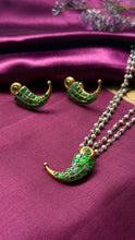 Load image into Gallery viewer, Emerald claw pendant set