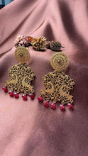 Load image into Gallery viewer, Vintage inspired (925 silver) earrings in gold polish