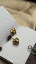 Load image into Gallery viewer, Vintage inspired (925 silver) earrings in gold polish