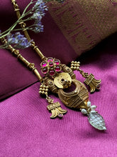 Load image into Gallery viewer, Statement vintage 925gold polish pendant with chain