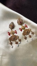 Load image into Gallery viewer, Vintage inspired (925 silver) earrings in gold polish