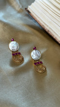 Load image into Gallery viewer, Vintage inspired (925 silver) earrings in gold polish