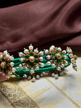 Load image into Gallery viewer, Emerald green & pearl bracelet/ Ponchi