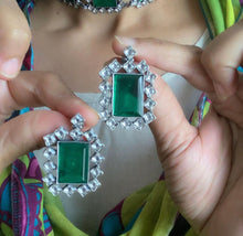 Load image into Gallery viewer, Emerald Glass Choker